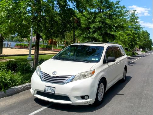 2016 Toyota Sienna XLE