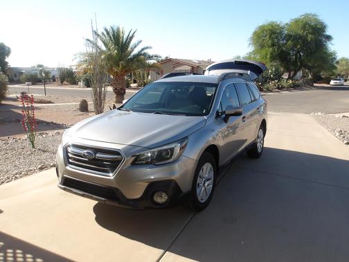 Gold 2018 Subaru Outback 2.5i Premium