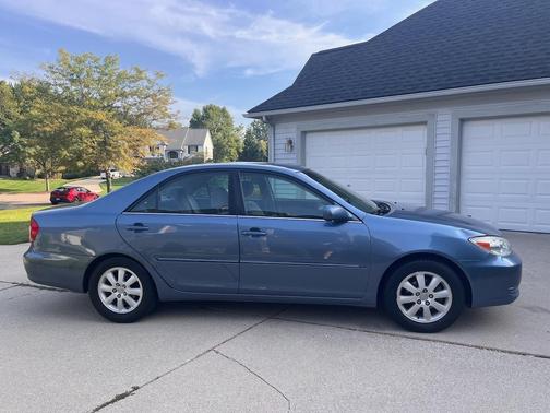 Blue 2002 Toyota Camry XLE