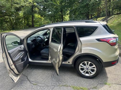 Gold 2018 Ford Escape SE