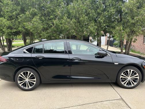 Black 2018 Buick Regal Sportback Essence