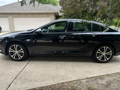 Black 2018 Buick Regal Sportback Essence