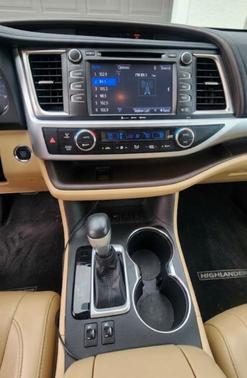 White 2018 Toyota Highlander XLE