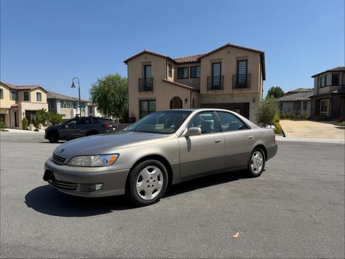 Gold 2000 Lexus ES 300 Base