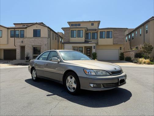 Gold 2000 Lexus ES 300 Base