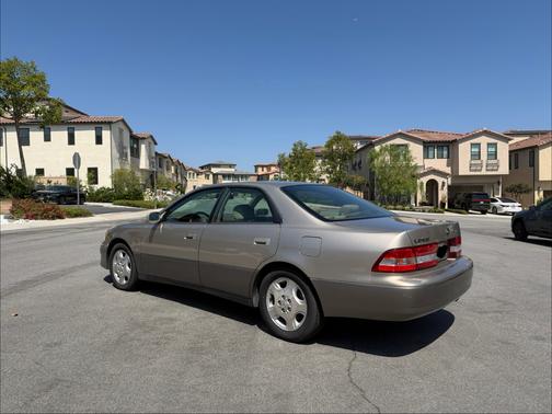 Gold 2000 Lexus ES 300 Base