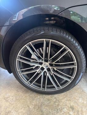 Gray 2024 Porsche Macan Macan