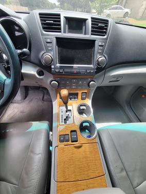 Silver 2010 Toyota Highlander Hybrid Limited
