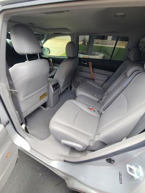 Silver 2010 Toyota Highlander Hybrid Limited