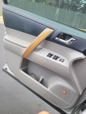 Silver 2010 Toyota Highlander Hybrid Limited