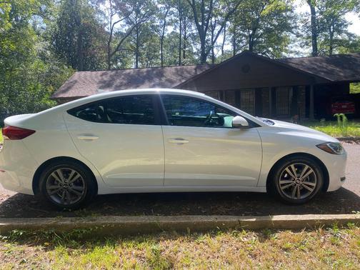 White 2018 Hyundai ELANTRA SEL
