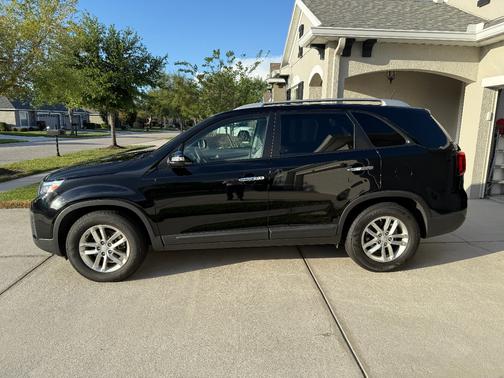 Black 2014 Kia Sorento LX
