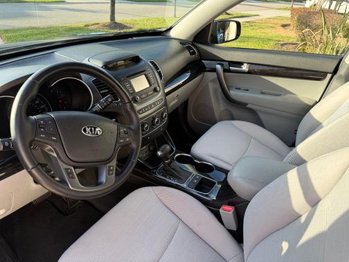 Black 2014 Kia Sorento LX