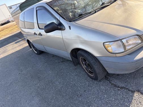 2000 Toyota Sienna CE