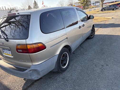2000 Toyota Sienna CE