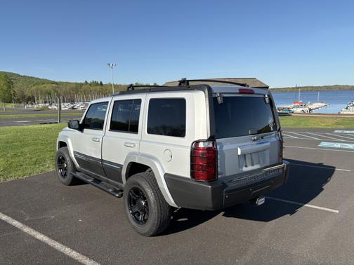 2006 Jeep Commander Base