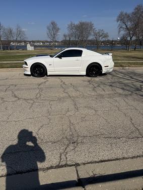 White 2006 Ford Mustang GT