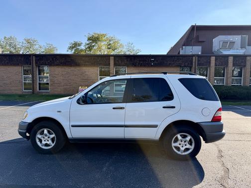 White 1998 Mercedes-Benz M-Class ML320