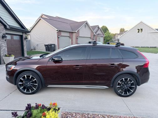 Brown 2018 Volvo V60 Cross Country T5 Platinum