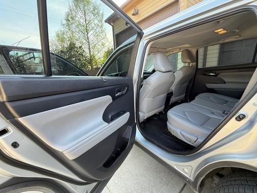 Silver 2021 Toyota Highlander XLE