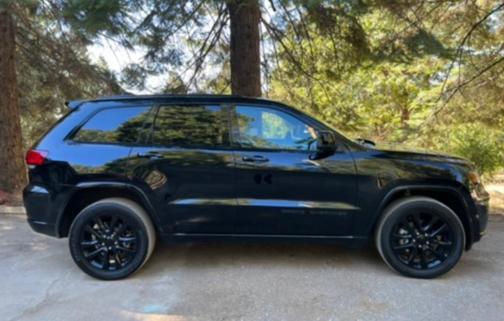 Black 2019 Jeep Grand Cherokee Altitude