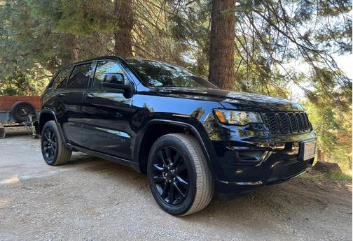 Black 2019 Jeep Grand Cherokee Altitude