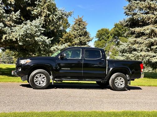Black 2016 Toyota Tacoma SR5