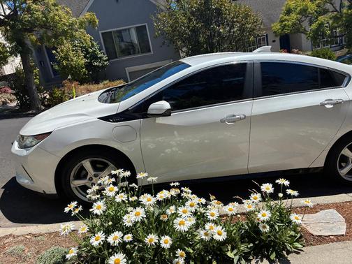 White 2017 Chevrolet Volt LT