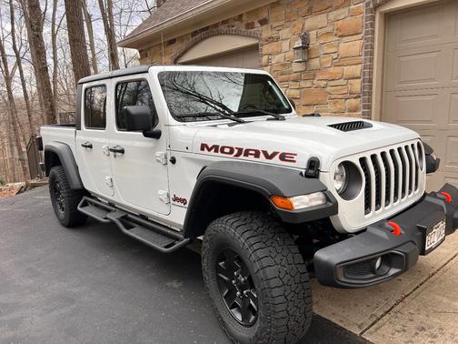 White 2023 Jeep Gladiator Mojave