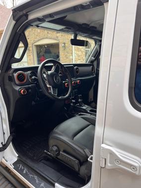 White 2023 Jeep Gladiator Mojave