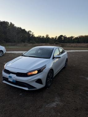 White 2024 Kia Forte LXS
