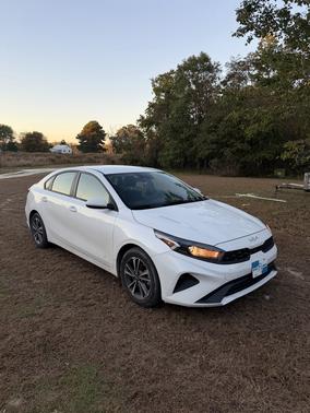 White 2024 Kia Forte LXS