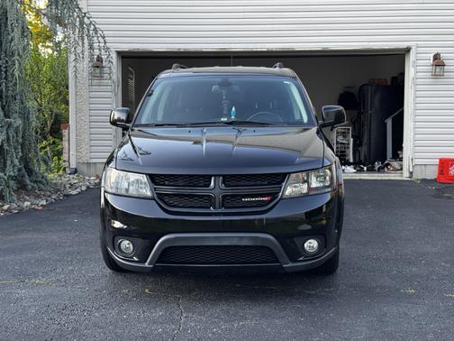 Black 2019 Dodge Journey SE