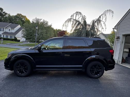 Black 2019 Dodge Journey SE