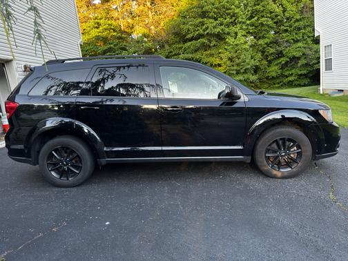 Black 2019 Dodge Journey SE