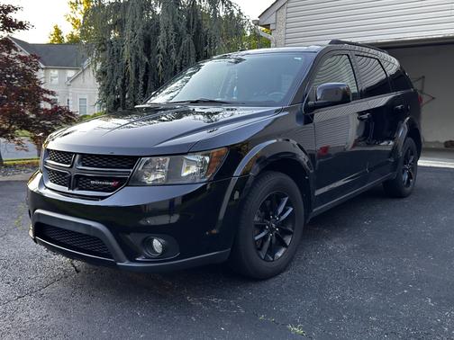Black 2019 Dodge Journey SE