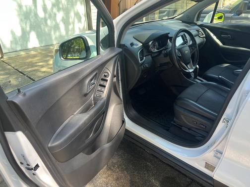 White 2017 Chevrolet Trax LT