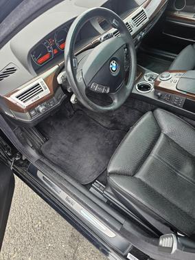 Black 2008 BMW 750 i
