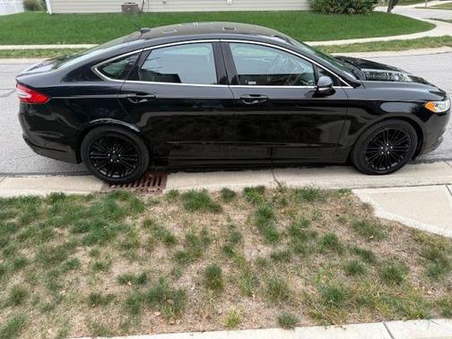 Black 2016 Ford Fusion SE
