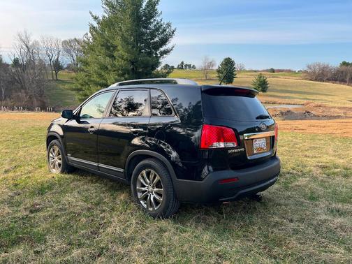 Black 2011 Kia Sorento EX