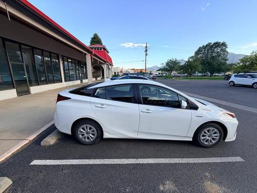 White 2021 Toyota Prius LE