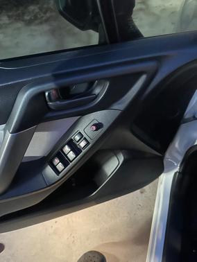 White 2015 Subaru Forester 2.5i