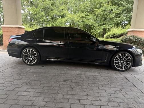 Black 2022 BMW 750 i xDrive