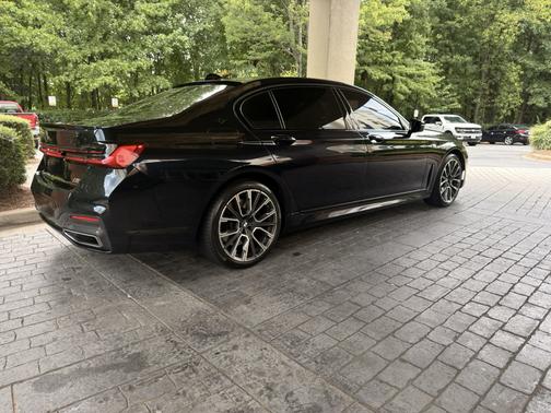 Black 2022 BMW 750 i xDrive