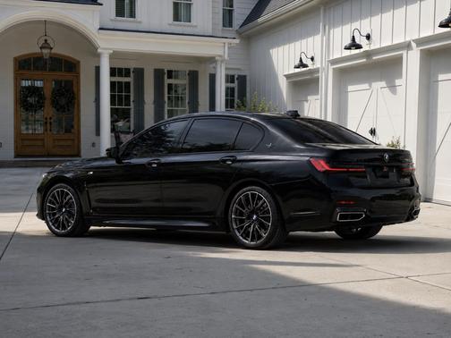 Black 2022 BMW 750 i xDrive