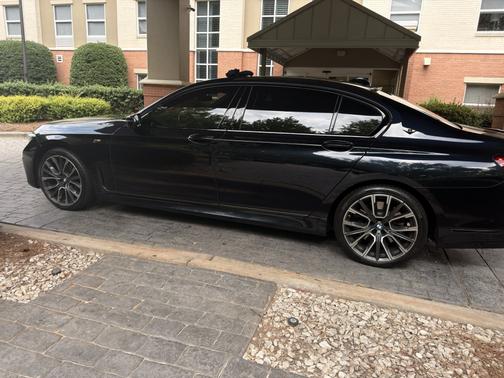 Black 2022 BMW 750 i xDrive