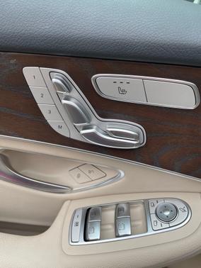 Photo 1 of 7 of 2019 Mercedes-Benz GLC 300 Base 4MATIC
