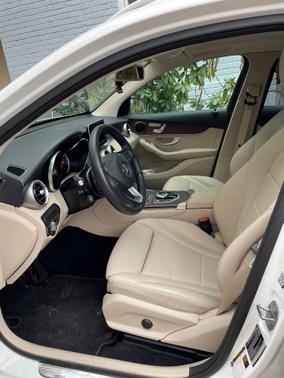 Photo 2 of 7 of 2019 Mercedes-Benz GLC 300 Base 4MATIC