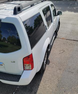 White 2012 Nissan Pathfinder LE