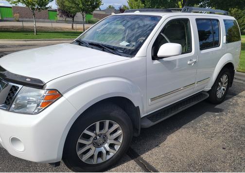 White 2012 Nissan Pathfinder LE